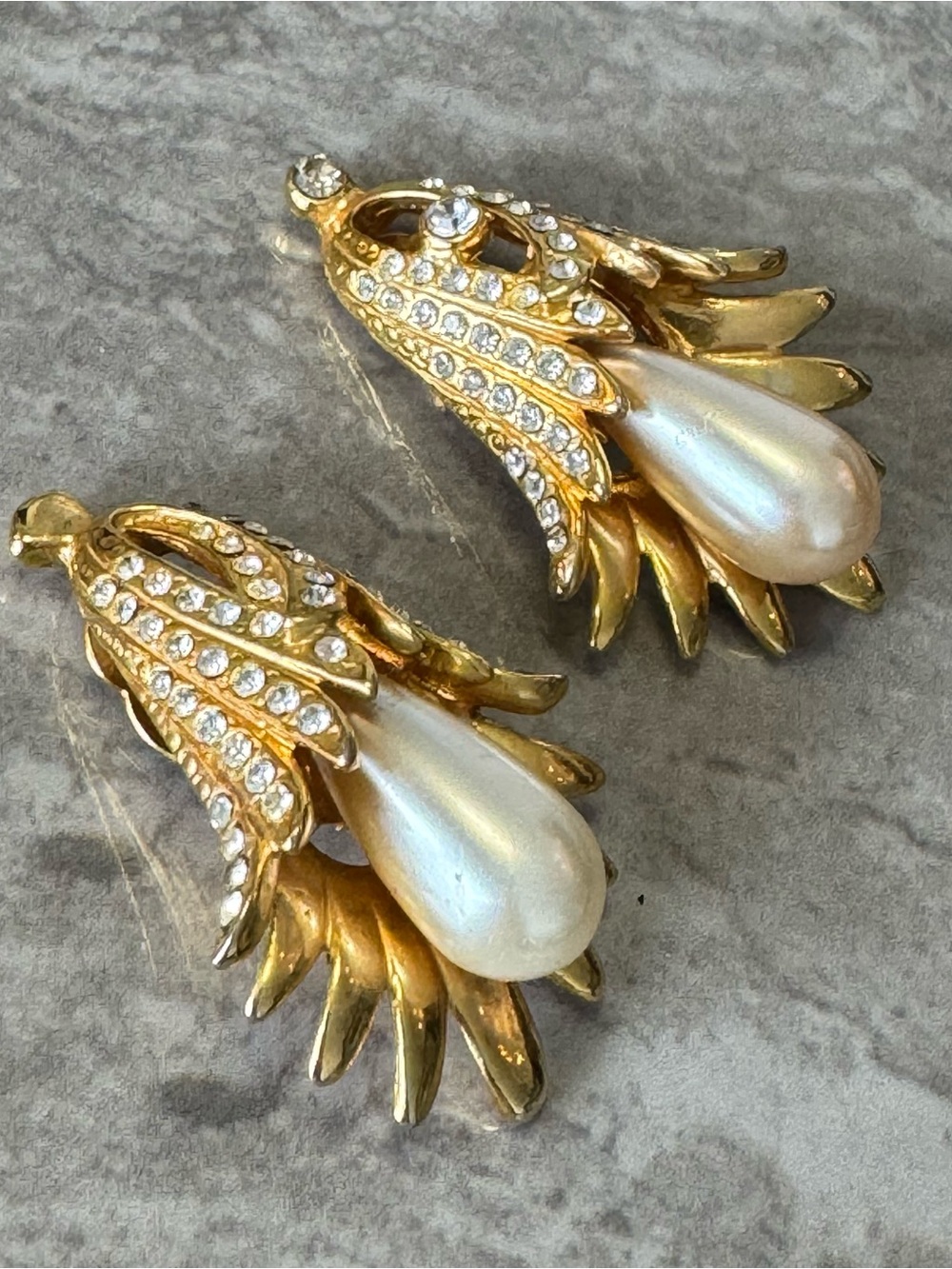 ✨Beautiful Gold-Tone Pearl Teardrop Floral Statement Earrings